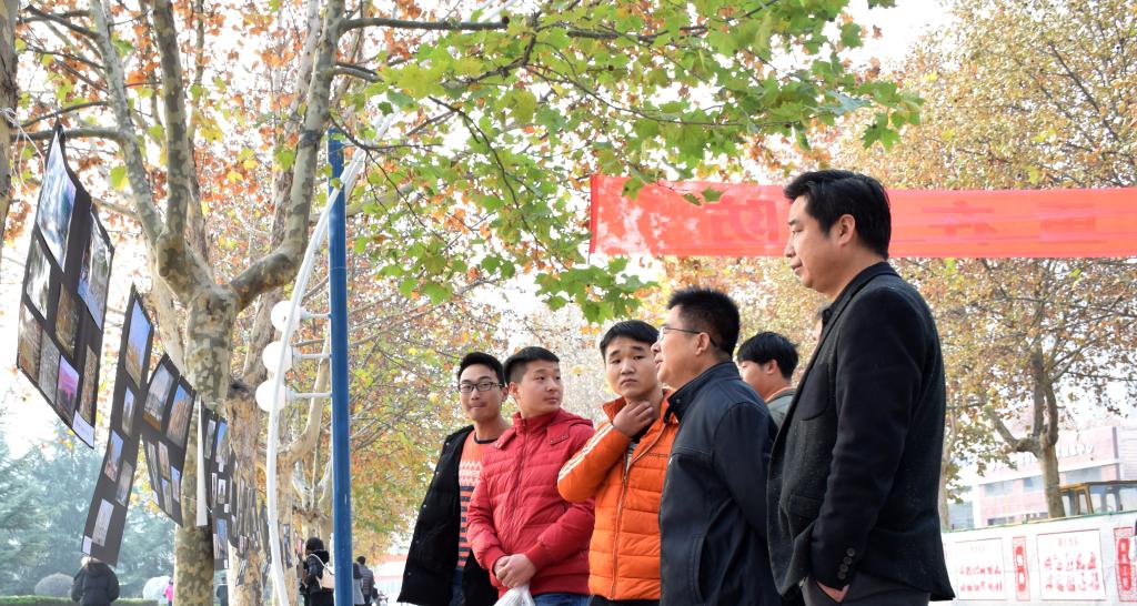 信息工程学院院长何玉辉与副院长殷锋社参观本次摄影展