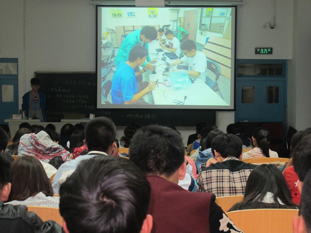 魏少康同学在作报告