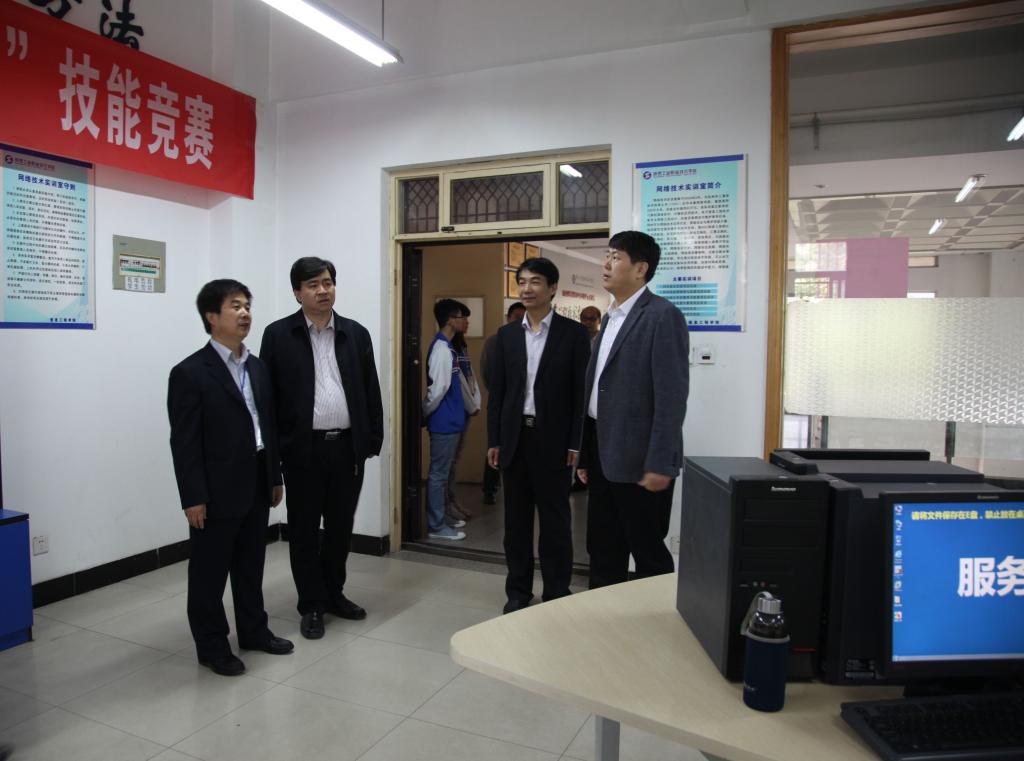 陕西省教育厅高教处处长范永斌(右一)、我院院长崔岩等领导亲临现场巡视指导