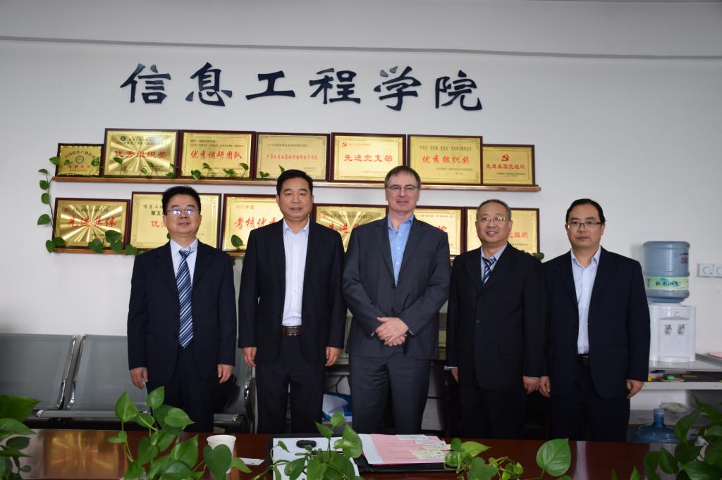 双方代表合影留念